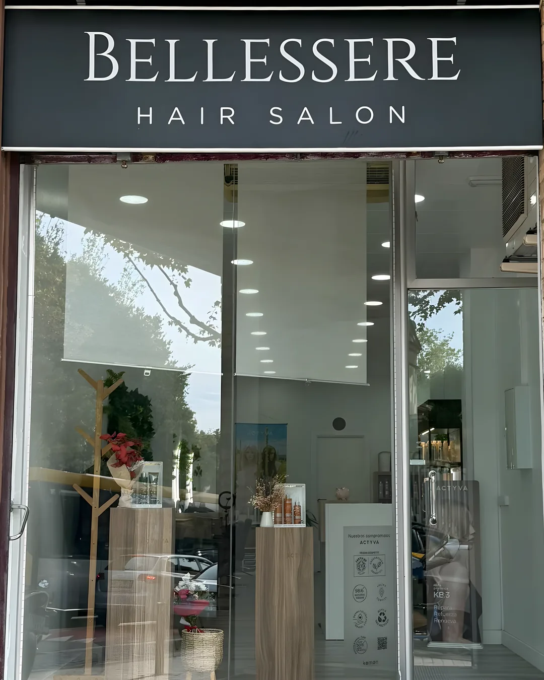 Fachada de Bellessere Hair Salon en la Av. de Mart&iacute; Pujol, con el r&oacute;tulo sobre el escaparate