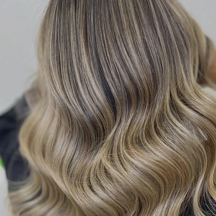 Balayage ceniza en ondas, visto de espaldas